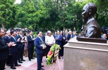 PM Pham Minh Chinh pays tribute to President Ho Chi Minh at his statue (Photo: VNA)