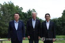 South Korean President Yoon Suk Yeol (L) poses for a photo with U.S. President Joe Biden (C) and Japanese Prime Minister Fumio Kishida as they attend a luncheon following a trilateral summit meeting at the Camp David presidential retreat in Maryland in this file photo taken Aug. 18, 2023. (Pool photo) (Yonhap)