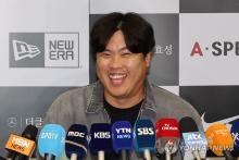 In this file photo from Oct. 18, 2023, South Korean pitcher Ryu Hyun-jin smiles during a media scrum at Incheon International Airport, west of Seoul, after returning home from Toronto following the end of his Major League Baseball season with the Toronto Blue Jays. (Yonhap)