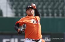 Ryu Hyun-jin of the Hanwha Eagles pitches in a Korea Baseball Organization preseason game against the Lotte Giants at Sajik Baseball Stadium in the southeastern city of Busan on March 17, 2024. (Yonhap)