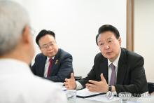 President Yoon Suk Yeol (R) speaks with doctors during a visit to a hospital in Bucheon, just west of Seoul, on April 9, 2024, in this photo provided by the presidential office. (PHOTO NOT FOR SALE) (Yonhap)