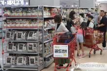 Shoppers purchase gim products at a supermarket in Seoul in this file photo taken July 2, 2024. (Yonhap)