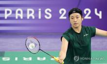 South Korean badminton player An Se-young trains for the Paris Olympics at Porte de la Chapelle Arena in Paris on July 24, 2024. (Yonhap)