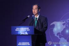 Prime Minister Han Duck-soo delivers welcoming remarks during a ceremony marking the 18th World Korean Day at a hotel in Seoul on Oct. 4, 2024. (Yonhap)