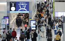 Incheon International Airport, west of Seoul, is crowded with air travelers on Jan. 26, 2025. (Yonhap)