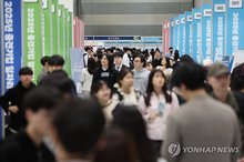 A job fair hosted by a group of medium-sized enterprises in Seoul on April 23, 2025. (Yonhap)