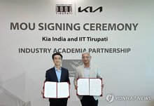 Lee Gwang-gu (L), head of Kia India, and IIT Tirupati Director Kalidindi Satyanarayana pose for a commemorative photo at a cooperation agreement signing ceremony at the Indian technology-focused college on May 9, 2025, in this photo provided by Kia Corp. (PHOTO NOT FOR SALE) (Yonhap)