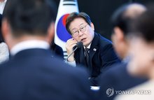 President Lee Jae Myung speaks during a town hall meeting with residents held at the National Asian Culture Center in the southwestern city of Gwangju on June 25, 2025. (Pool photo) (Yonhap)