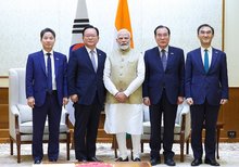Former Prime Minister Kim Boo-kyum (2nd from L), President Lee Jae Myung's special envoy to India, poses with Indian Prime Minister Narendra Modi (C) in New Delhi on July 17, 2025, in this photo provided by the foreign ministry. (PHOTO NOT FOR SALE) (Yonhap)