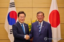 South Korean President Lee Jae Myung (L) and Japanese Prime Minister Shigeru Ishiba pose for a photo ahead of their talks at the premier's office in Tokyo on Aug. 23, 2025. (Pool photo) (Yonhap)