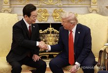 South Korean President Lee Jae Myung (L) shakes hands with U.S. President Donald Trump during their talks in the Oval Office of the White House in Washington on Aug. 25, 2025. (Yonhap)