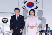 President Lee Jae Myung and first lady Kim Hea Kyung arrive at Seoul Airport in Seongnam, south of Seoul, on Aug. 28, 2025. (Yonhap)