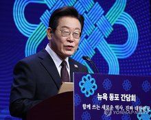 President Lee Jae Myung speaks during a meeting with Korean Americans at a hotel in New York on Sept. 22, 2025. (Yonhap)