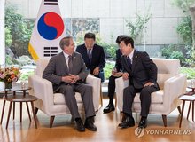 President Lee Jae Myung (R) speaks with U.S. Treasury Secretary Scott Bessent at the Permanent Mission of the Republic of Korea to the United Nations in New York on Sept. 24, 2025. (Pool photo) (Yonhap)