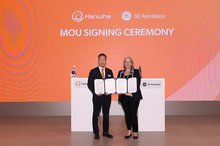 Kim Seon (L), head of the Hanwha Aerospace Co.'s aviation division, and Rita Flaherty, vice president of GE Aerospace Inc., pose with a memorandum of understanding at a signing ceremony for the companies' joint development of naval gas turbine engine packages at the Seoul International Aerospace & Defense Exhibition 2025 held at KINTEX in Goyang, northwest of Seoul, on Oct. 20, 2025, in this photo provided by the Korean company. (PHOTO NOT FOR SALE) (Yonhap)