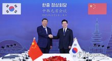 President Lee Jae Myung (R) shakes hands with Chinese President Xi Jinping ahead of their summit at the Gyeongju National Museum in the southeastern city of Gyeongju on Nov. 1, 2025. (Yonhap)