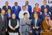 President Lee Jae Myung (C, front row) poses for a photo with leaders of the Group of 20 during a photo session at the Nasrec Convention Center in Johannesburg, South Africa, on Nov. 22, 2025. (Pool photo) (Yonhap)