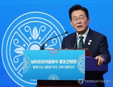 President Lee Jae Myung speaks during a lunch meeting with Korean residents in South Africa held at a hotel in Johannesburg on Nov. 23, 2025. (Yonhap)