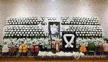 A memorial altar for the late actor Lee Soon-jae is set up at the Asan Medical Center's funeral home in eastern Seoul on Nov. 25, 2025. (Pool photo) (Yonhap)