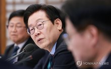 President Lee Jae Myung speaks at a meeting on nurturing South Korea's semiconductor sector in the era of artificial intelligence (AI), in this file photo taken on Dec. 10, 2025. (Pool photo) (Yonhap)
