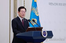 President Lee Jae Myung speaks during a luncheon meeting with representatives of the Korean Senior Citizens' Association at the presidential compound of Cheong Wa Dae in Seoul on Dec. 22, 2025. (Pool photo) (Yonhap)