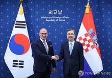 Foreign Minister Cho Hyun (R) shakes hands with his Croatian counterpart, Gordan Grlic Radman, ahead of their meeting at the foreign ministry in Seoul on May 25, 2026. (Yonhap)