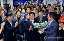Park Chan-dae of the ruling Democratic Party (C, front), the party's candidate for the Incheon mayoral race for the June 3 local elections, celebrates with party officials at his campaign office in Incheon, west of Seoul, on June 4, 2026, after his victory became certain. (Pool photo) (Yonhap)