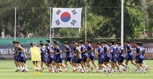 South Korean players warm up before a training session for the FIFA World Cup at Chivas Verde Valle in Zapopan, Mexico, on June 15, 2026. (Yonhap)