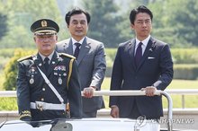 Defense Minister Ahn Gyu-back (2nd from L) and Japanese Defense Minister Shinjiro Koizumi inspect an honor guard during an official welcoming ceremony ahead of their talks, held at the South Korean defense ministry headquarters in Yongsan, Seoul, on June 28, 2026. (Pool photo) (Yonhap)