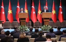 Vietnamese Prime Minister Pham Minh Chinh (left) and Vice President of the Republic of Türkiye Cevdet Yilmaz co-chair a press conference following their talks. (Photo: VNA)