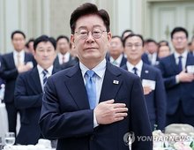 President Lee Jae Myung attends a luncheon with newly elected mayors, county heads and district office chiefs at Cheong Wa Dae on Aug. 27, 2026. (Pool photo) (Yonhap)
