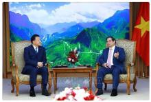 Prime Minister Pham Minh Chinh (R) receives Yoshitaka Shindo, Japanese Minister in charge of the CPTPP. (Photo: VNA)