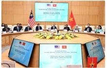 Minister of Industry and Trade Nguyen Hong Dien and Malaysian Minister of Investment, Trade and Industry Zafrul Abdul Aziz co-chair the 4th meeting of the Vietnam - Malaysia Joint Trade Committee. (Photo: VNA)