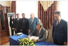 First Deputy Speaker of the Federation Council of the Federal Assembly of Russia Aleksey Yatskin writes in condolence book (Photo: VNA)