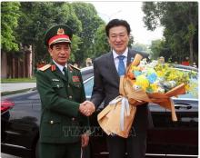 Minister of National Defence General Phan Van Giang (left) and visiting Japanese Defence Minister Kihara Minoru in Hanoi on August 6 (Photo: VNA)