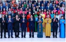 PM Pham Minh Chinh and overseas Vietnamese returning home for the Fourth World Conference of the OVs (Photo: VNA)