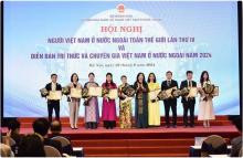 The Minister of Foreign Affairs’ certificates of merit and the SCOVA’s commendations are presented to individuals and groups in Vietnam and overseas who have made significant, exemplary contributions to OV-related work at the event (Photo: VNA)