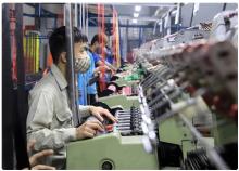 Workers during a working shift at a packaging factory in the northern province of Hung Yen. (Photo: VNA)