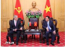 Politburo member and President of the Ho Chi Minh National Academy of Politics (HCMA) Nguyen Xuan Thang (right) receives Belarusian Ambassador to Vietnam Uladzimir Baravikou (Photo: VNA)