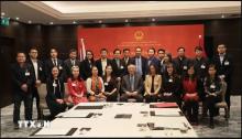 Permanent Deputy PM Nguyen Hoa Binh meets with VIS experts. (Photo: VNA)