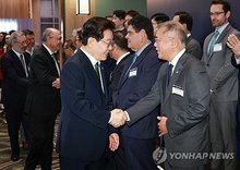 President Lee Jae Myung (L) greets Hyundai Motor Group Executive Chair Euisun Chung at a South Korea-Brazil business roundtable in Sao Paulo on July 28, 2026. (Yonhap)