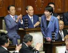  Sanae Takaichi (standing), the leader of Japan's ruling Liberal Democratic Party, is elected Japan's first female prime minister during a House of Representatives plenary session in Tokyo on Oct. 21, 2025. (Kyodo)