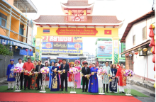 Delegates cut the ribbon at the opening of the Thai-Vietnamese Cultural Food Street in Nakhon Phanom, Thailand. (Photo: VNA)