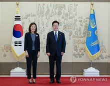 President Lee Jae Myung (R) and new U.S. Ambassador to South Korea Michelle Steel pose for a photo at Cheong Wa Dae on Aug. 12, 2026, during her visit to the presidential office to present her letter of credence. (Yonhap)