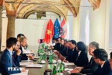 The meeting between the delegation of the Vietnamese Ministry of Public Security and officials of Austria's Ministry of the Interior in Vienna (Photo: VNA)