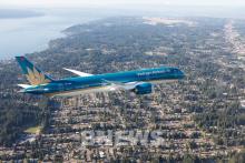 Vietnam Airlines secures the fifth spot with an on-time performance rate of 81.85%. (Photo: VNA)