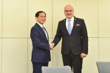 Vietnamese Minister of Foreign Affairs Bui Thanh Son (left) and Croatian Minister of Foreign and European Affairs Gordan Grlić-Radman at a meeting on May 2. (Photo: VNA)
