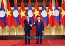 National Assembly Chairman Vuong Dinh Hue (R) welcomes Lao Prime Minister Sonexay Siphandone in Hanoi on January 7 (Photo: VNA)