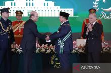 Indonesian President Prabowo Subianto (back right) shake hand with President Asif Ali Zardari (back left) at the Aiwan-e-Sadr Presidential Palace in Islamabad, Pakistan on Tuesday, December 9, 2025.