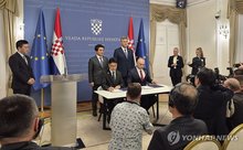 Defense Minister Ahn Gyu-back (2nd from L) and Croatian Prime Minister Andrej Plenkovic (3rd from L) attend the signing ceremony for a defense deal under which Hanwha Aerospace Co. will export 18 Chunmoo multiple launch rocket systems to Croatia, on Sept. 10, 2026, in this photo provided by the Defense Acquisition Program Administration. (PHOTO NOT FOR SALE) (Yonhap)